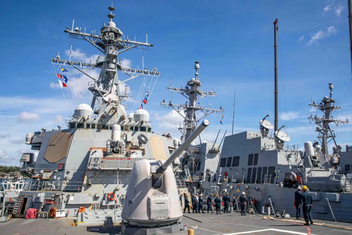 Navio dos EUA com 300 militares ficou 4 dias sem água potável e comida