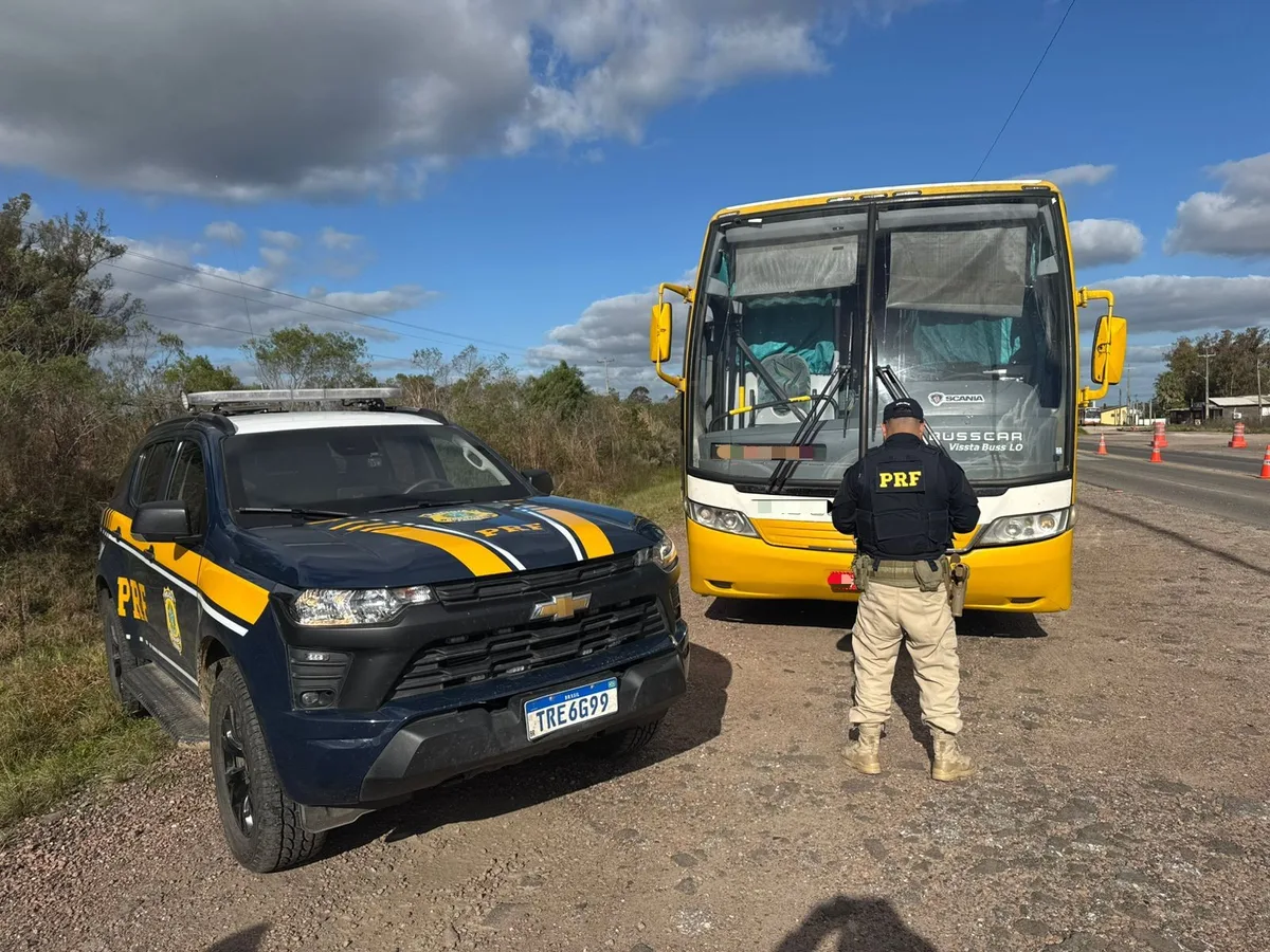 Foragido da Justiça de SP por tráfico de drogas é preso dentro de ônibus na BR-293, no RS