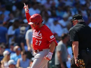 Reds hit 4 homers, score 9 unanswered runs to beat wild card-leading Cubs 10-8
