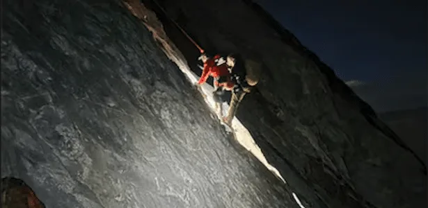 Alpinista passa nove horas preso em saliência de 15 cm em montanha nos EUA