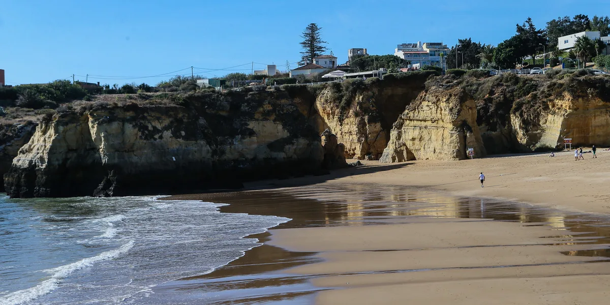 Movimento "Salvar a Meia Praia" pede suspensão da construção de hotéis por riscos ambientais nas dunas
