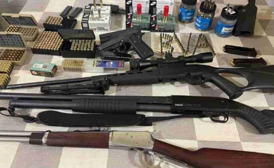 Arsenal em casa! Homem é preso com armas em Boa Vista da Aparecida após ameaçar mulher
