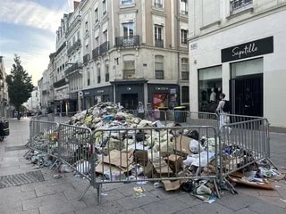 Pourquoi une montagne de déchets brûlés a été déversée dans cette rue fréquentée du centre-ville d’Angers