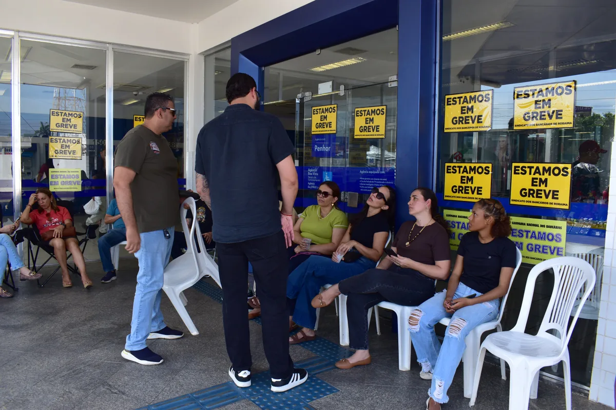 Trabalhadores da Caixa avaliam proposta para o fim da greve na segunda-feira (21)