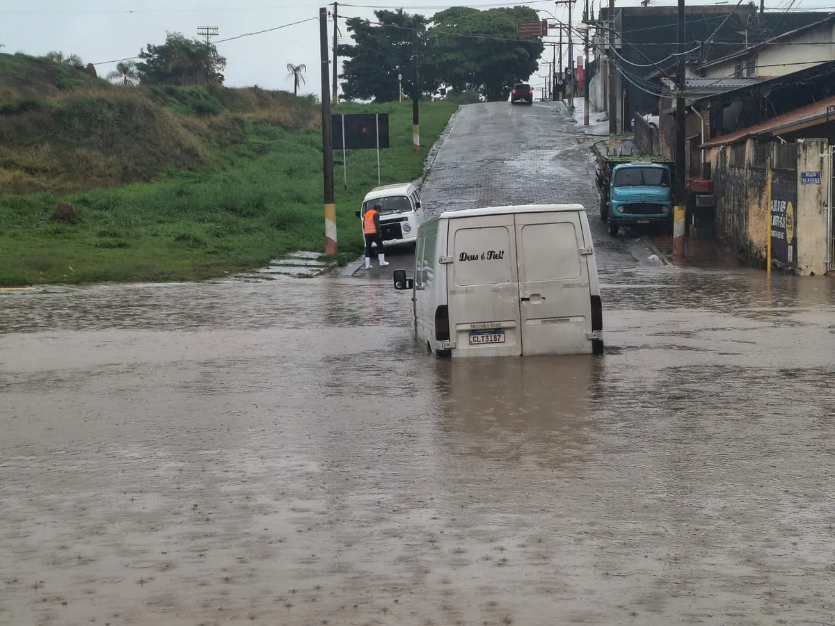 Defesa Civil envia ajuda humanitária para Avaré após tempestade que causou mortes e alagamentos