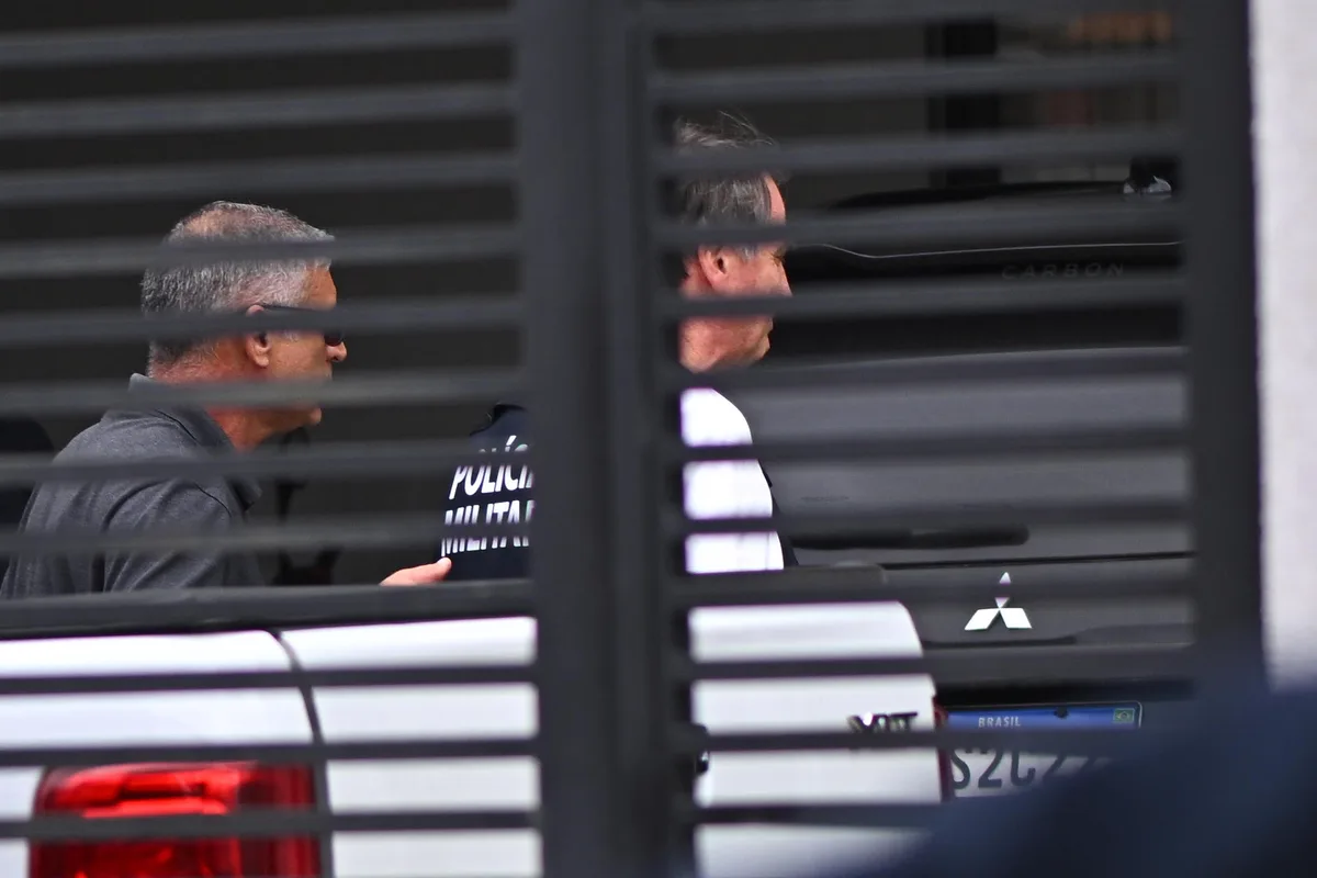Moraes manda Exército destruir 7 armas de Bolsonaro