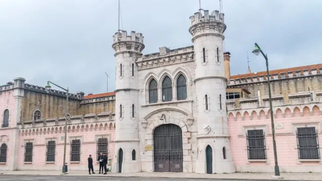Leva droga a recluso da cadeia de Lisboa e acaba detida (e em preventiva)