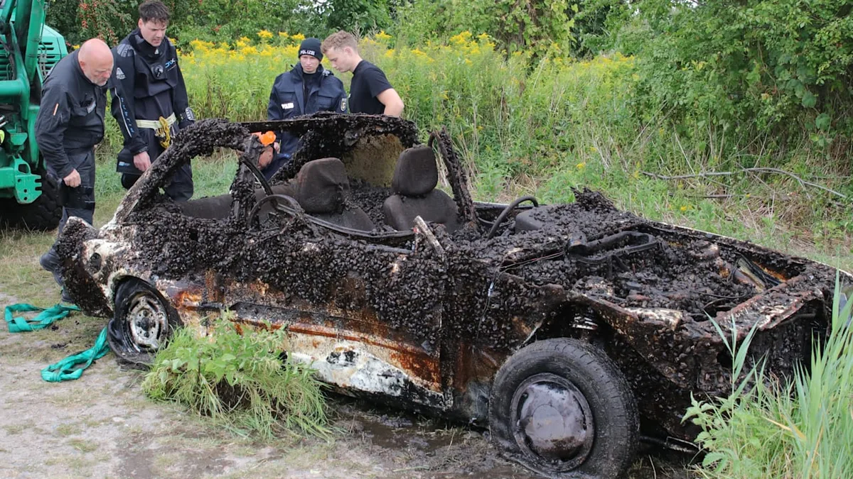 Auto aus Fluss geborgen - Polizei findet Menschenknochen in Muschel-Wrack
