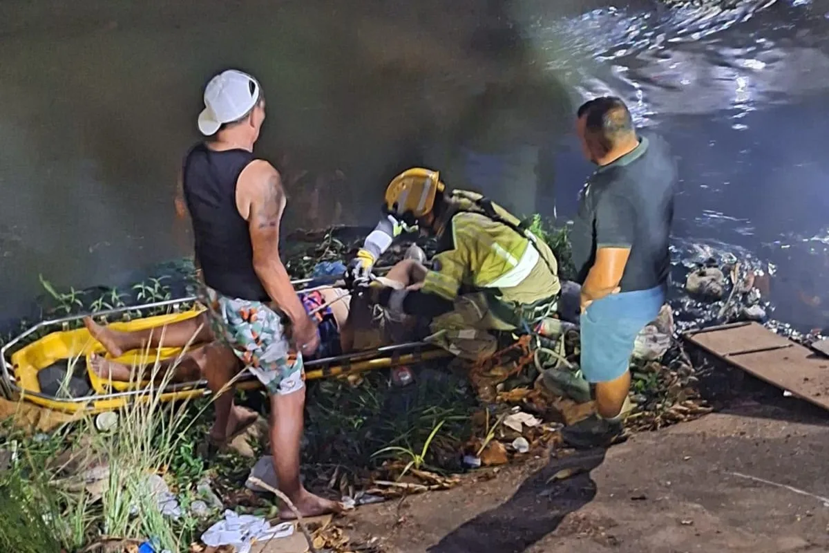 Mulher de 65 anos com sinais de embriaguez cai em igarapé e é resgatada pelos Bombeiros em Manaus