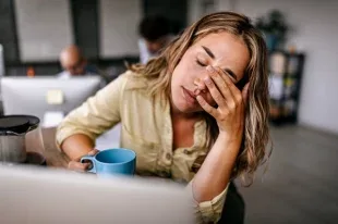 Почему мы засыпаем к 15:00? 6 способов победить послеобеденный спад энергии