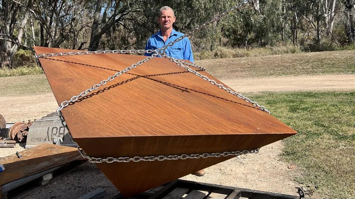 To bee or not to bee, sculptor ponders big questions