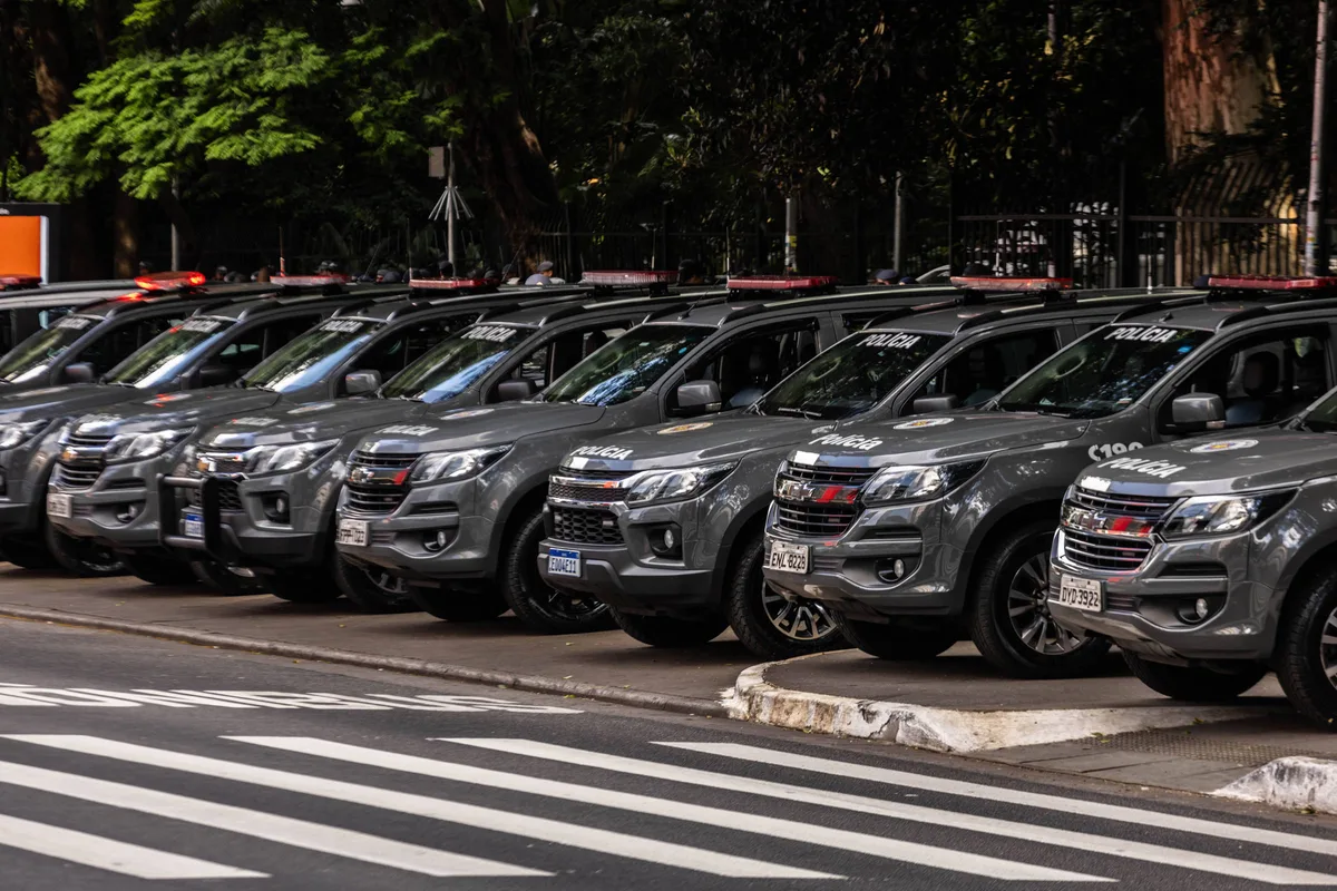 Investigações sobre mau uso de câmeras da PM flagram direção imprudente e disparo desnecessário