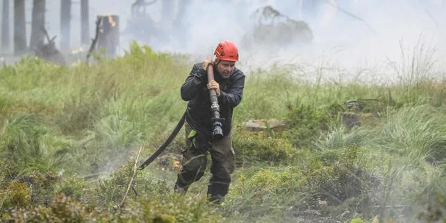 Incendie en Belgique : les pompiers luttent contre les reprises de feu