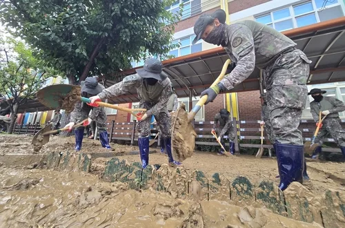 육군 39사단 장병 240여명, 거제·통영 수해복구 현장 지원