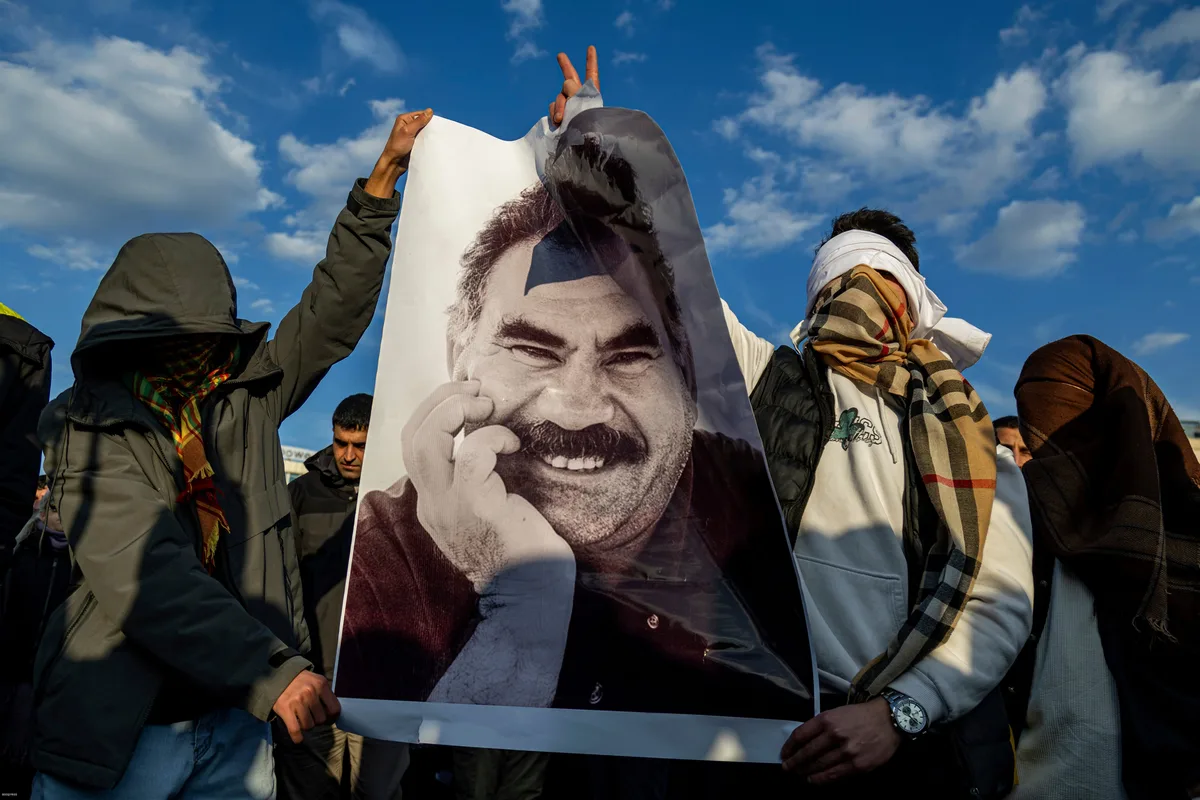 Turquía da un paso clave en la resolución del conflicto kurdo con la reinserción y perdón condicional de los militantes del PKK