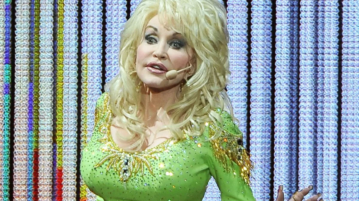 Miley Cyrus pays glowing tribute to Dolly Parton