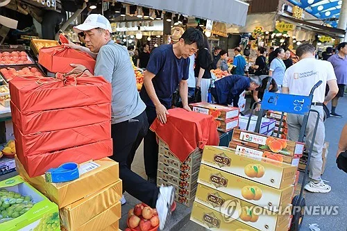 "추석 차례상 비용 4인 기준 30만9천원…3주 전보다 1.2% 하락"