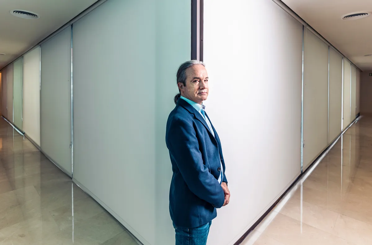 Carlos Briones, divulgador: “No podemos dejar un móvil a un chaval para que no moleste y luego reprocharle que le dedique horas”