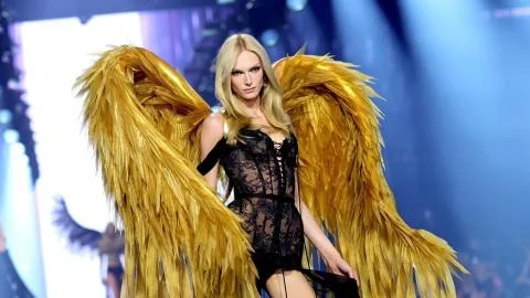 Alex Consani vuelve a Victoria's Secret con unas enormes alas doradas y se convierte en una de las protagonistas del desfile