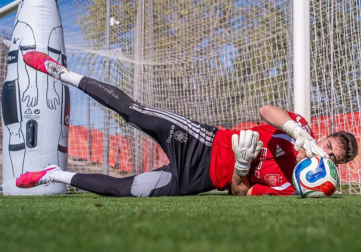 Fran González entrena con la selección española absoluta a las órdenes de Luis de la Fuente