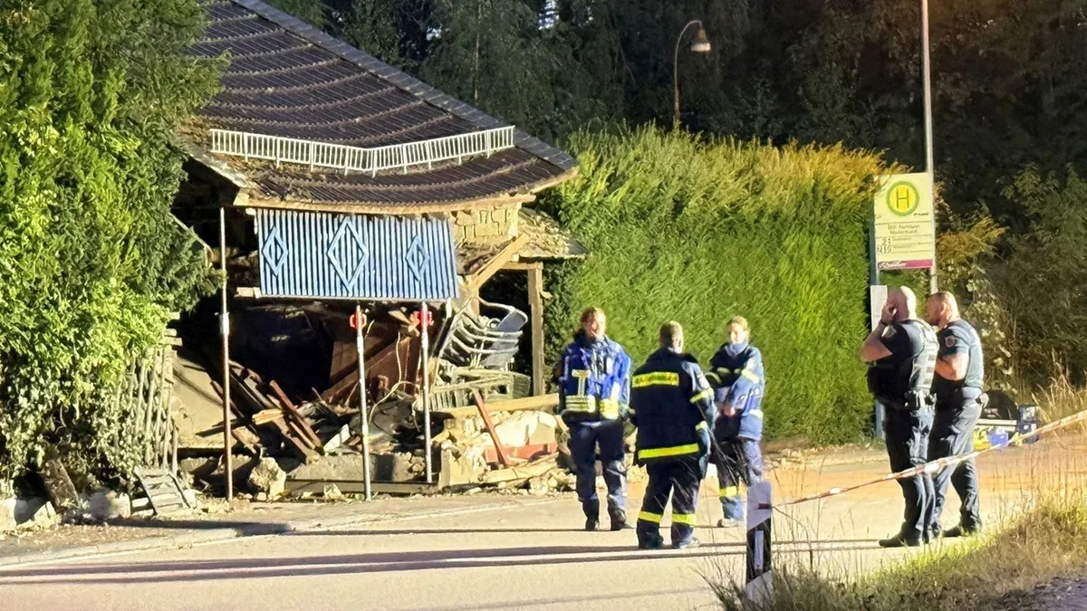 Unfall in der Nacht: 21-Jähriger fährt in Garagengebäude und wird schwer verletzt