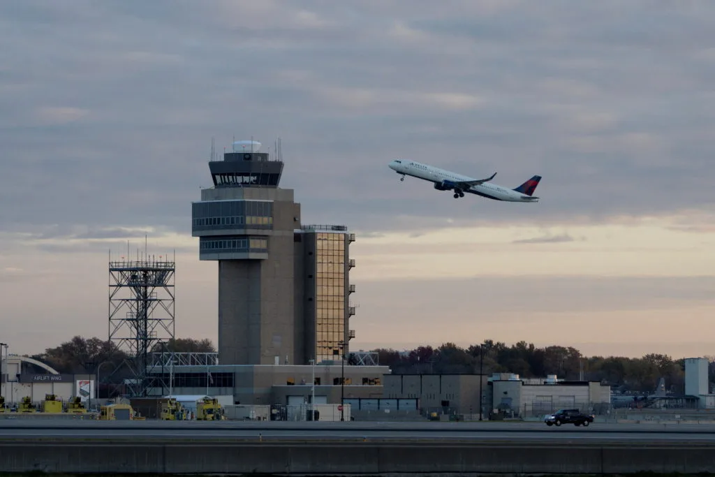 Air traffic control calamity disrupts hundreds of U.S. flights, spotlighting the aging system