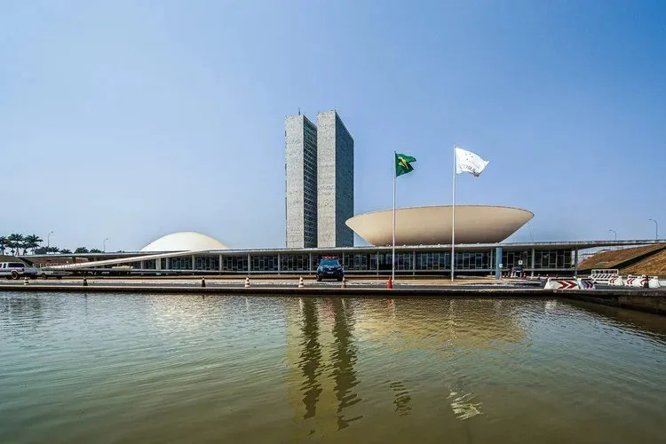 Com seis jabutis, PL dos combustíveis inclui isenções fiscais e gastos fora do arcabouço