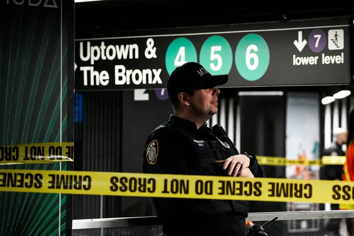 Un hombre fue baleado y murió en el andén del subte de Nueva York tras una discusión: el atacante está prófugo