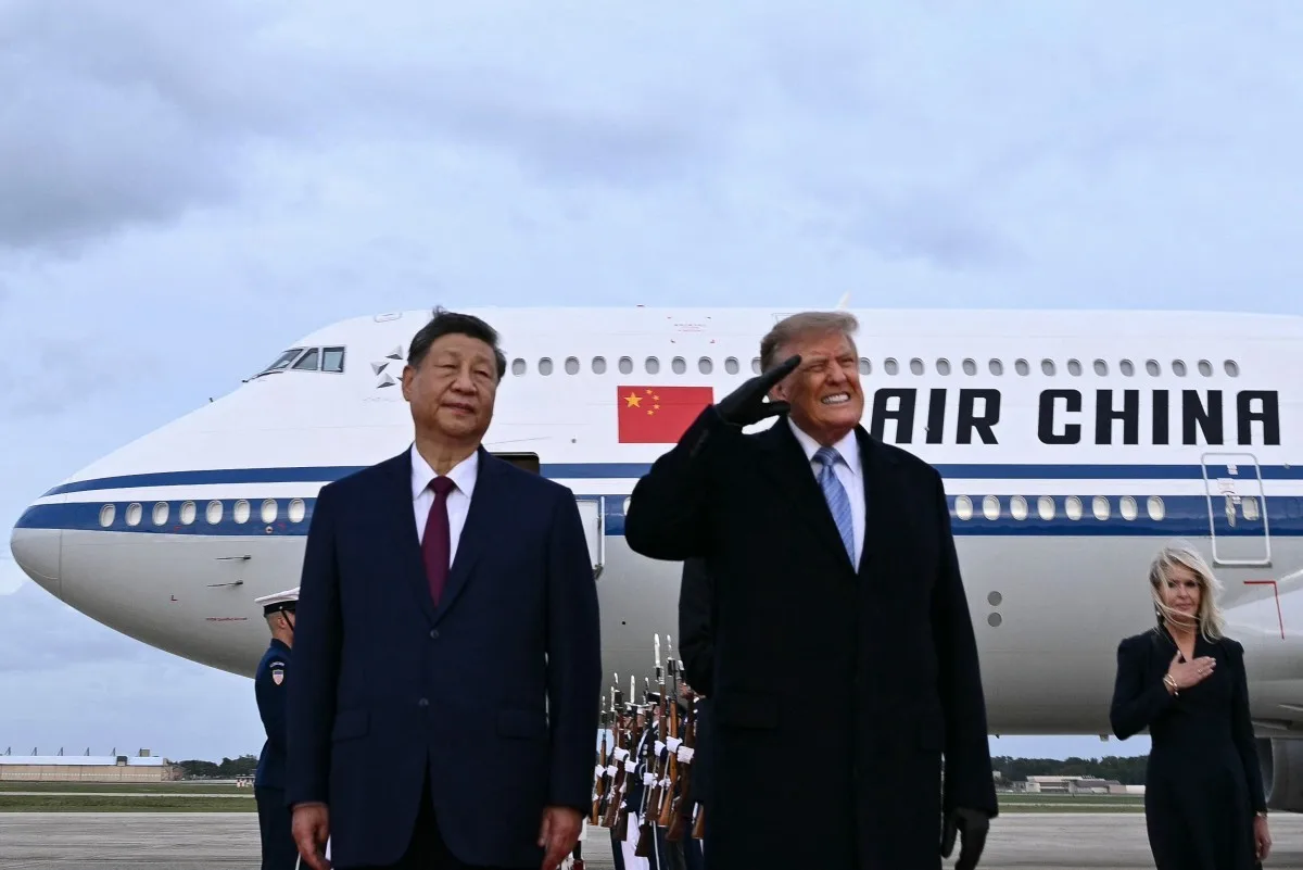 Vídeo: Trump faz ‘careta’ após avião militar sobrevoar recepção a Xi Jinping