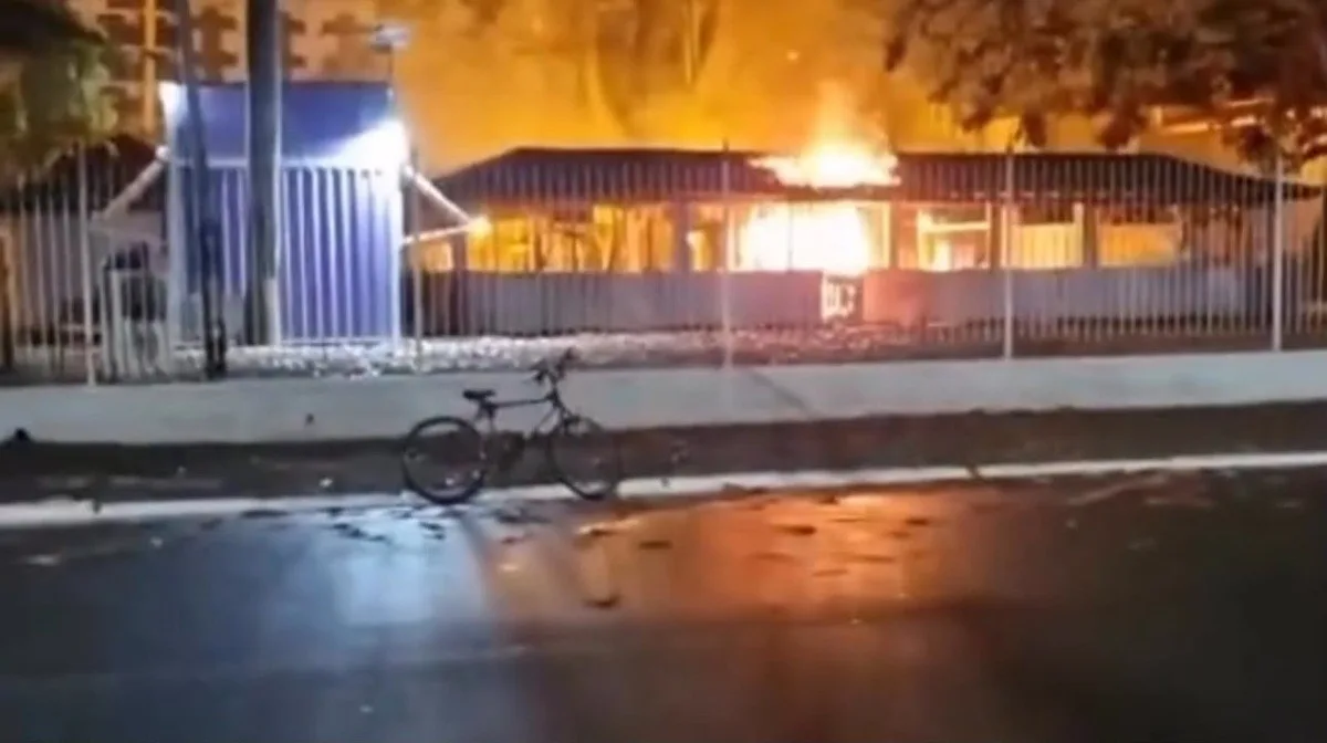 Incêndio atinge quatro boxes de feirinha em praça de Araruama