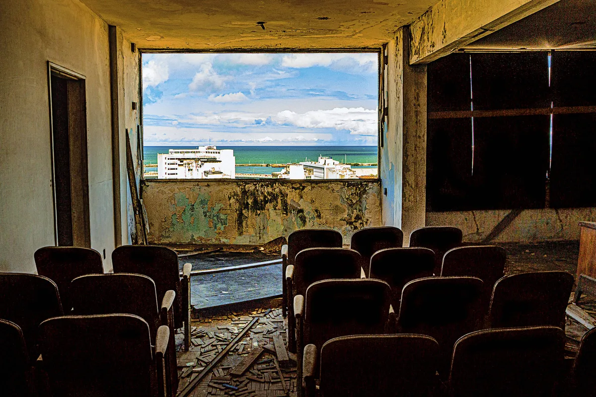 Cinemas abandonados viram memória visual em livro de fotos de Sergio Poroger