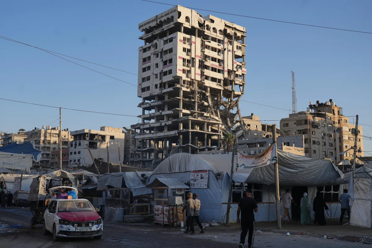 Cómo el derrumbe de un edificio evidencian los peligros que azotan a Gaza a casi un año del alto el fuego