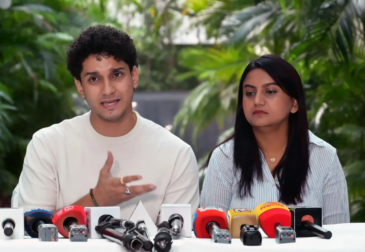 Detenido el portavoz del movimiento "las cucharachas" en plenas protestas contra la Comisión Electoral india