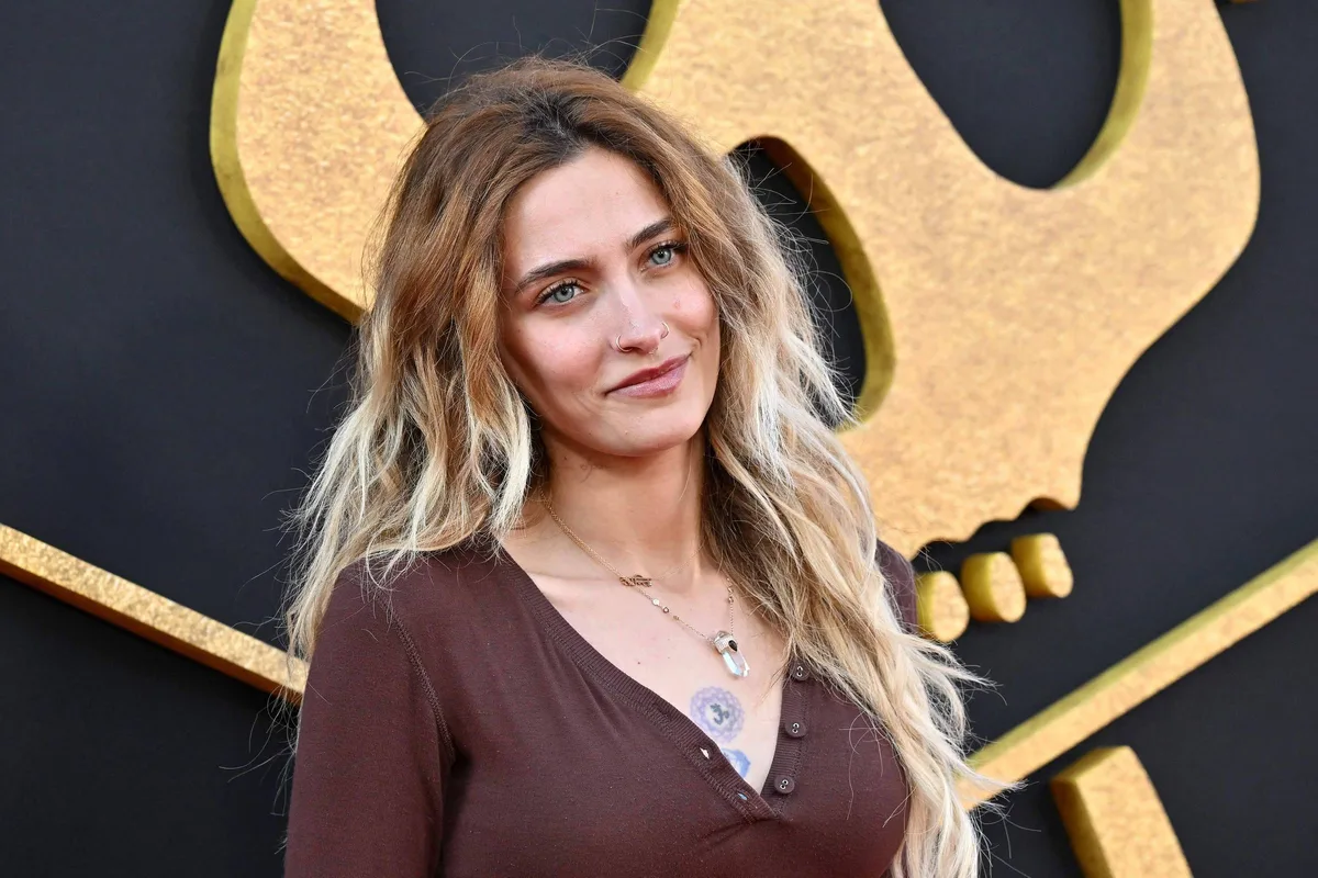 Paris Jackson rebate crítica sobre tatuagens e ironiza internauta: 'Sou suja mesmo'