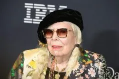 Joni Mitchell Celebrates U.S. Citizenship After ‘A Journey That Began 62 Years Ago’