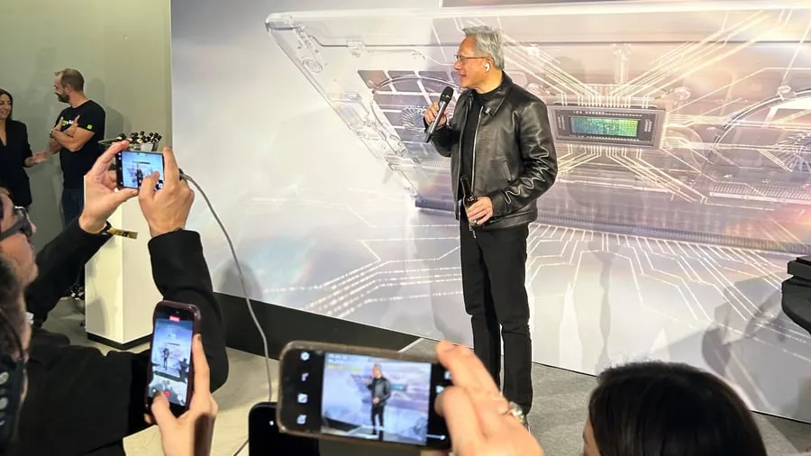 Technologie: Verkaufsstart für neue Notebooks – Nvidia-Chef Huang rockt Berlin