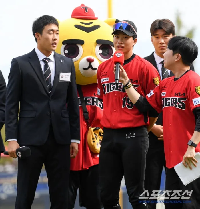 '8라운드 신인 맞아?' 박재현과 아일릿 잇츠 미 챌린지 완벽 소화한 소재휘, 타이거즈에 들어온 흥 넘치는 유틸리티
