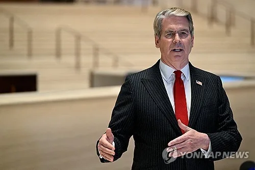베선트 "AI 기업 면책 없다…책임은 AI가 아니라 인간이 져야"
