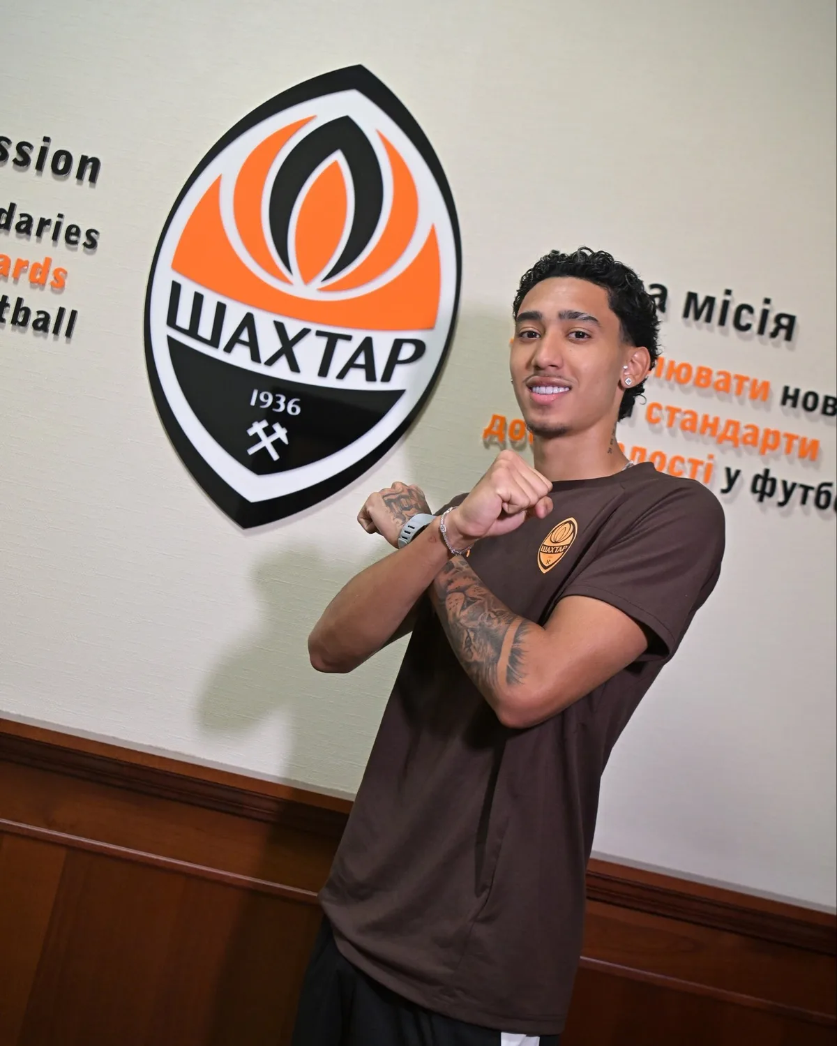 Isaque, revelado pelo Fluminense, renova contrato com o Shakhtar até 2031