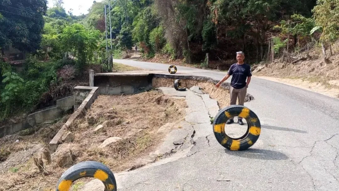 Vecinos de La Palmita en Mérida con los "nervios de punta" por cráter en la Panamericana