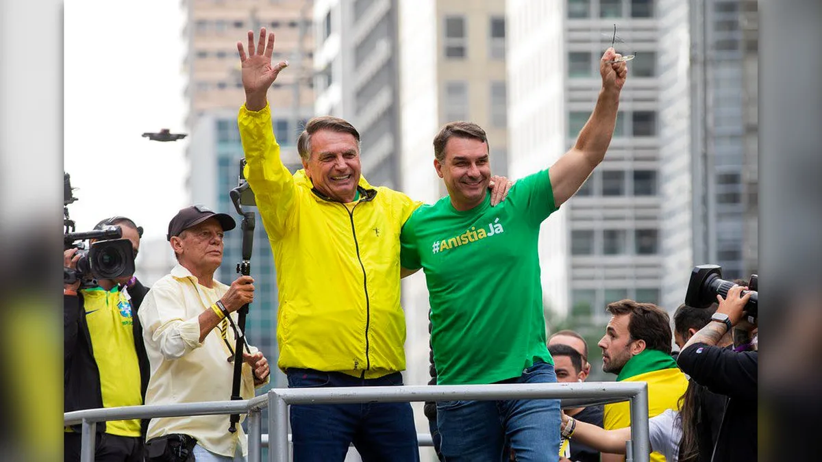 “Ansioso para dar um abraço em Bolsonaro”, diz Flávio após decisão de Moraes
