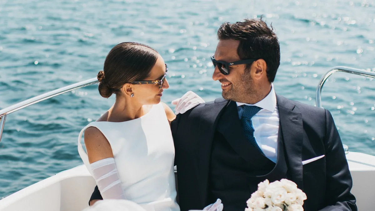La boda de Carlota en la isla de La Toja: llegó en barco, apostó por un vestido transformable y llevó un ramo de exactamente 27 rosas