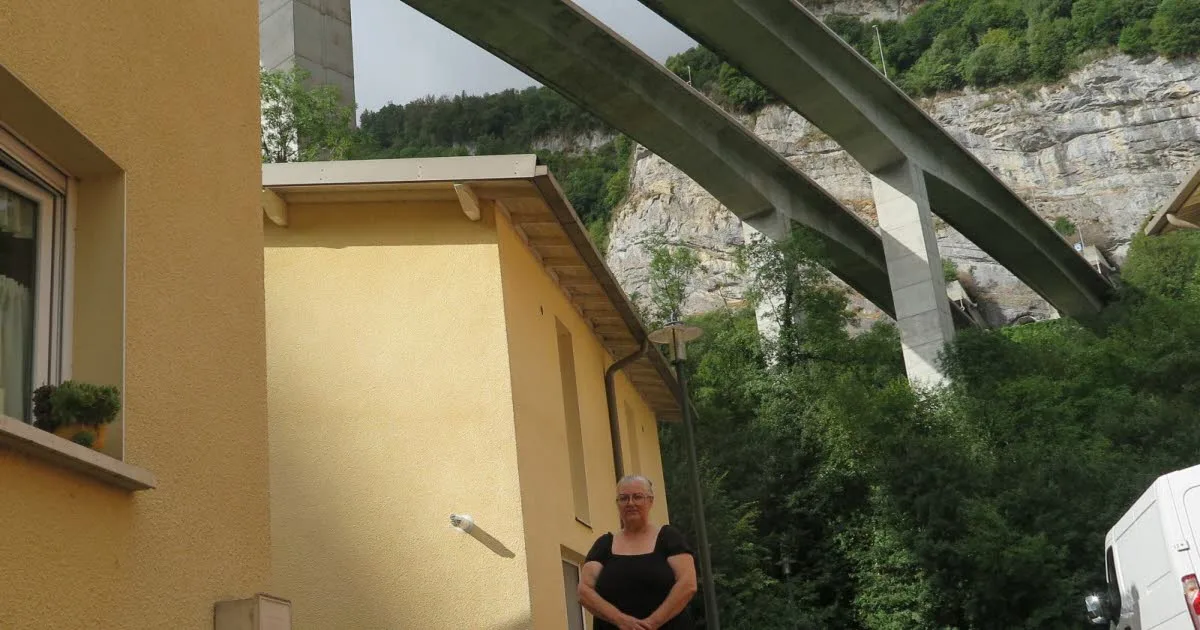 Ain. Ils vivent dans un lieu insolite : Maria Rodrigues et sa famille, à l’ombre du viaduc de l’A40