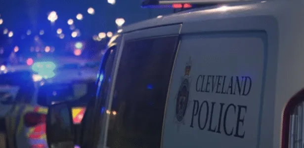 Colisão com viatura policial deixa várias pessoas mortas na Inglaterra