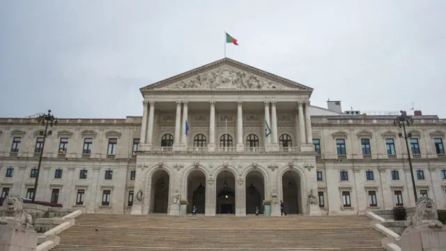 PSD e PS aprovam licença parental paga a 100% até aos seis meses