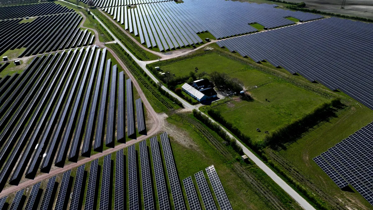 Plusieurs pays européens dont la France ont dû arrêter des centrales à cause de la chaleur: ce sont les panneaux solaires qui les ont sauvés pour répondre à l'explosion de la demande d'électricité