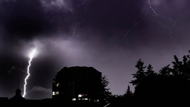 Rare thunderstorm with lightning strikes wows southern B.C., causing havoc at Vancouver airport