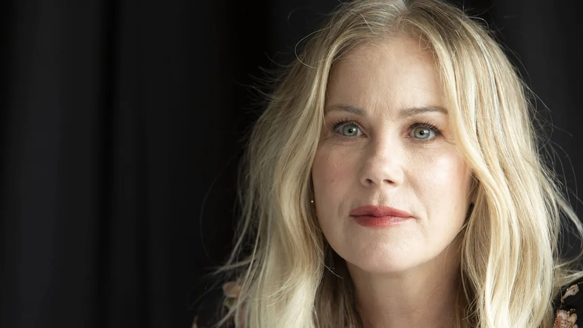 „Er kam mit einer Scherbe auf mich zu“ - Die Nacht, in der Christina Applegate fast starb