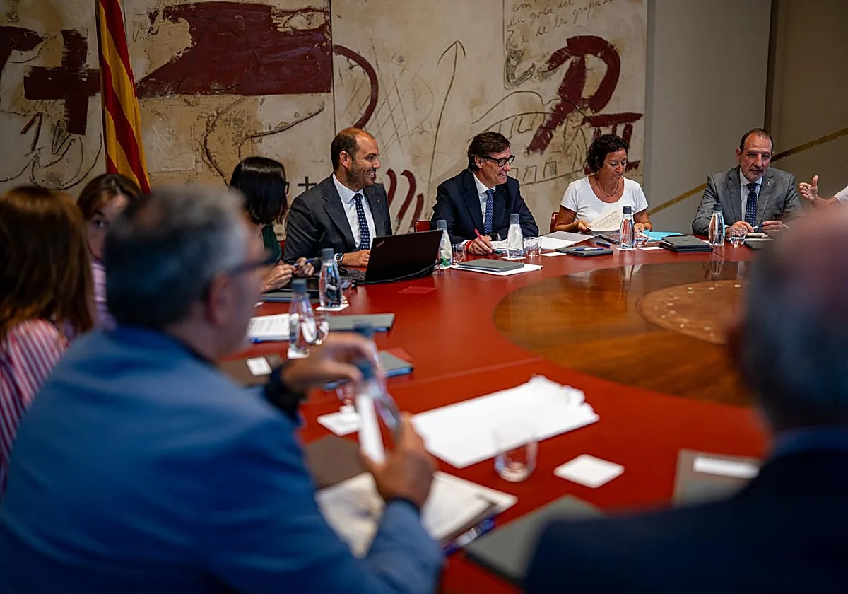 La Generalitat condena la «violencia» policial en el Elche-Barça y asegura que no había orden de requisar 'esteladas'