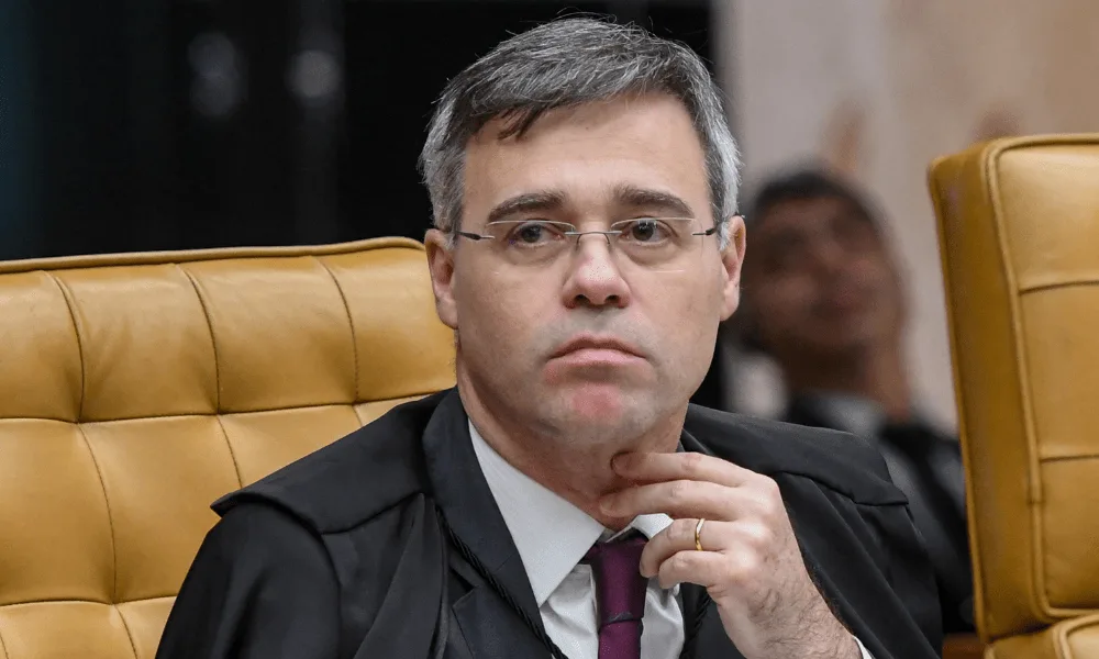 Entorno de Mendonça vê falta de conexão clara em decisão de Dino sobre cemitérios
